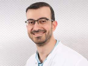 Dr. med. Manaf Alchahaf, Oberarzt in der Unfallchirurgie und Orthopädie im Maria-Josef-Hospital in Greven, Fotograf: Michael Johann Dedeke, Münster