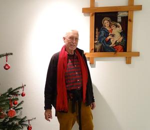 Peter Salzmann zeigt seine Gobelinbilder im Maria-Josef-Hospital in Greven