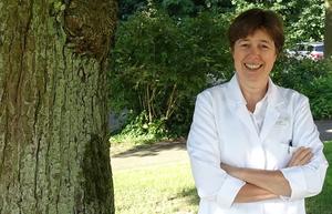 Kathrin Engels, Chefärztin der Allgemein- und Viszeralchirurgie im Maria-Josef-Hospital in Greven, informiert in der Abendvisite über die Kolonchirurgie – Chirurgie am Dickdarm