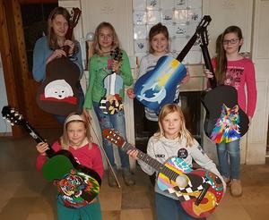 Schülerinnen der Kunstwerkstatt Münsterland präsentieren ihre selbst gestalteten Gitarren und Geigen in einer Ausstellung im Maria-Josef-Hospital in Greven