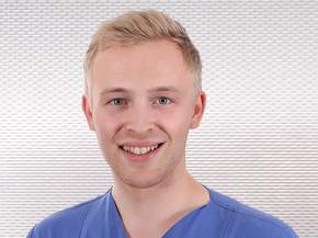 Lennart Wiehenkamp, Assistenzarzt in der Chirurgie im Maria-Josef-Hospital in Greven, Fotograf: Michael Dedeke, Münster