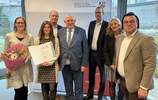 Für die acht Häuser der St. Franziskus-Stiftung Münster nahmen Vertreter der Geschäftsführung, Pflegedirektion und der beiden Flexteams den Gesundheitspreis in Düsseldorf entgegen. Für die acht Häuser der St. Franziskus-Stiftung Münster nahmen Vertreter der Geschäftsführung, Pflegedirektion und der beiden Flexteams den Gesundheitspreis in Düsseldorf entgegen.