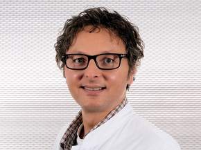 Dr. med. Ioannis Siozos, Oberarzt in der Allgemein- und Viszeralchirurgie im Maria-Josef-Hospital in Greven, Foto: Michael Johann Dedeke, Münster