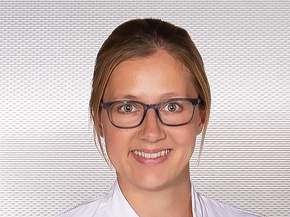 Linda Barz, Assistenzärztin in der Allgemein- und Viszeralchirurgie im Maria-Josef-Hospital in Greven, Fotograf: Michael Johann Dedeke, Münster