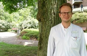 Dr. med. Niklas Paulus, Assistenzarzt in der Klinik für Unfallchirurgie und Orthopädie im Maria-Josef-Hospital Greven