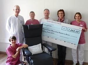 Das Team der onkologischen Ambulanz im Maria-Josef-Hospital in Greven freut sich über die Spende zur Anschaffung eines elektrisch verstellbaren Therapiestuhls