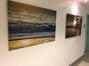 Die Kunstausstellung im Maria-Josef-Hospital in Greven zeigt Textildrucke von feine art in Münster..