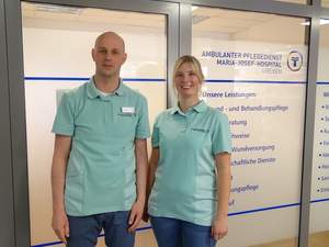 Praxisanleiter Udo Stork begleitet Auszubildende Katrin Pelster während ihrer dreijährigen Ausbildung im Ambulanten Pflegedienst.