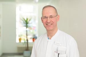Dr. med. Dirk Nischik leitet die Palliativstation im Maria-Josef-Hospital in Greven
