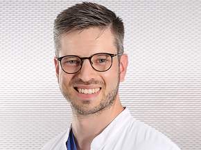 Tobias Zschaler, Assistenzarzt in der Chirurgie im Maria-Josef-Hospital in Greven, Foto: Michael Dedeke, Münster