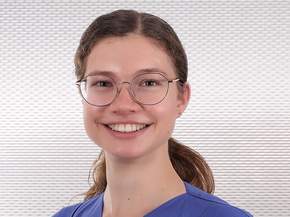 Christina Hewing, Physician Assistant in der Chirurgie im Maria-Josef-Hospital in Greven, Fotograf: Michael Dedeke, Münster