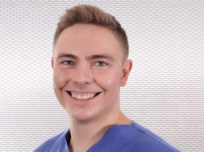 Max Flüthe, Assistenzarzt in der Chirurgie im Maria-Josef-Hospital in Greven, Fotograf: Michael Dedeke, Münster