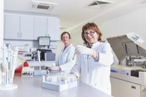 Im Labor des Maria-Josef-Hospital Greven werden Proben von ambulanten und stationären Patienten untersucht.