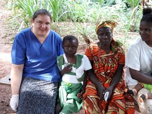 Katja Parschukow hilft als Gesundheits- und Krankenpflegerin auch ehrenamtlich in Kamerun bei der medizinischen Versorgung von Kindern