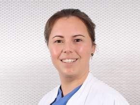 Dr. med. Katharina Bömer, Assistenzärztin in der Allgemein- und Viszeralchirurgie im Maria-Josef-Hospital in Greven, Fotograf: Michael Johann Dedeke, Münster