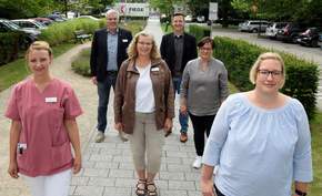 Das Forschungsprojekt PARCURA untersucht den Einsatz von Datenbrillen in der Pflege. Die Projektbeteiligten aus dem St. Franziskus-Hospital in Münster und dem Maria-Josef-Hospital in Greven beim Projektstart.