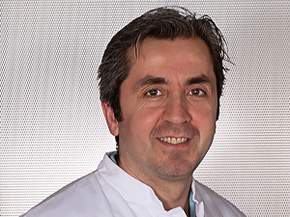 Dr. med. Muhlik Akyürek, Oberarzt in der Klinik für Unfallchirurgie und Orthopädie im Maria-Josef-Hospital in Greven, Fotograf: Michael Johann Dedeke, Münster