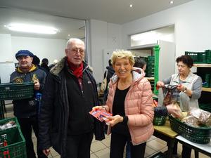 235 Euro für die Tafel in Greven dank der Kunstausstellung von Peter Salzmann im Maria-Josef-Hospital 235 Euro für die Tafel in Greven dank der Kunstausstellung von Peter Salzmann im Maria-Josef-Hospital