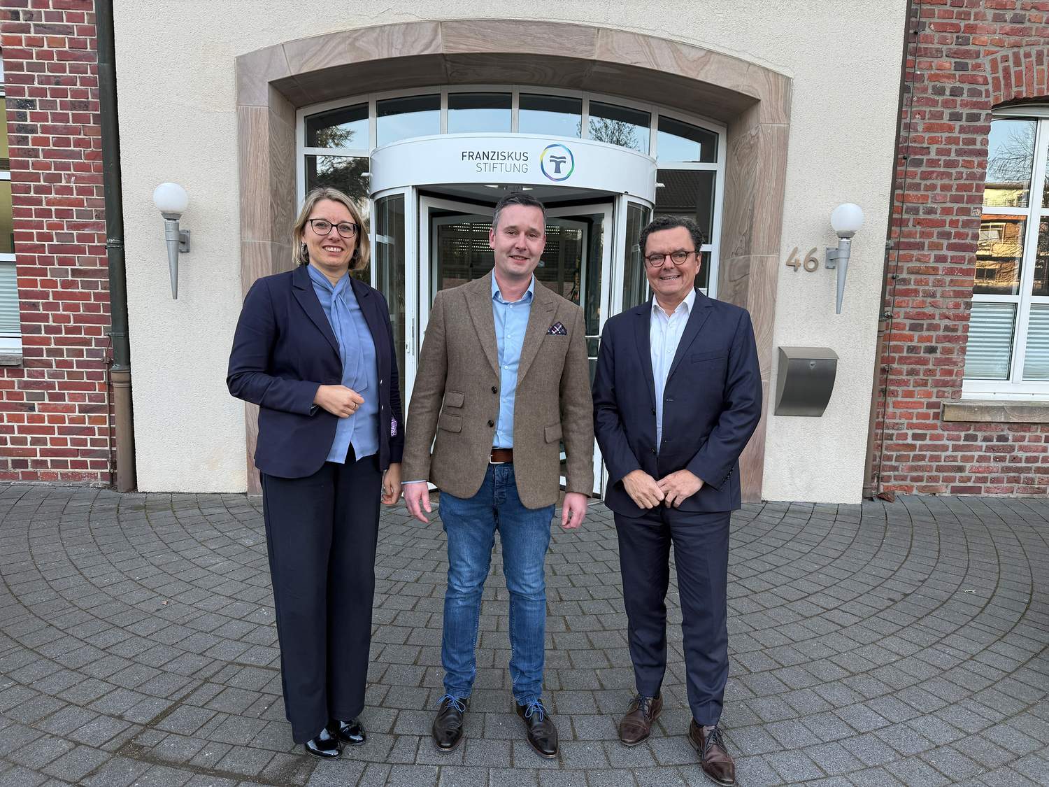 Gruppenfoto Dr. Schmeil Chefarzt Wirbelsäulenchirurgie