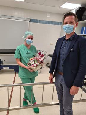 Pflegedirektor Matthias Apken gratuliert Amelie Friedrich zur erfolgreich abgeschlossenen Ausbildung als Operationstechnische Assistenz im Maria-Josef-Hospital.