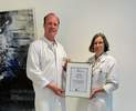 Chefärztin Kathrin Engels und Dr. med. Immanuel von Bar, Leiter des Hernienzentrums, freuen sich über die Auszeichnung für ihr Hernienzentrum innerhalb der Klinik für Allgemein- und Viszeralchirurgie