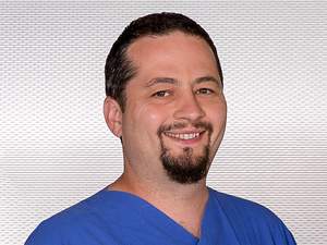 Dr. medic (RO) Daniel Lasac, Facharzt für Anästhesiologie, Notfallmedizin und Transfusionsverantwortlicher Arzt im Maria-Josef-Hospital in Greven, Fotograf: Michael Johann Dedeke, Münster