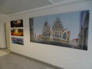 Die Kunstausstellung im Maria-Josef-Hospital in Greven zeigt Textildrucke von feine art in Münster..