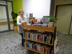 Mit dem Bücherwagen über die Stationen des Maria-Josef-Hospitals. Das war vor Corona. Die kostenlose Ausleihe für Patienten und Mitarbeiter geht zwar weiter, aber unter besonderen Bedingungen.