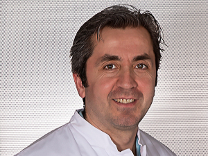 Dr. med. Muhlik Akyürek, Oberarzt in der Klinik für Unfallchirurgie und Orthopädie im Maria-Josef-Hospital in Greven, Fotograf: Michael Johann Dedeke, Münster
