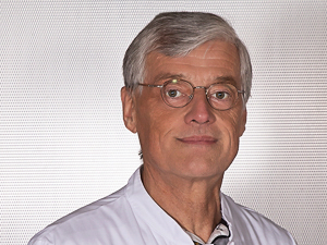 Dr. med. Hans-Lothar Voss, Oberarzt in der Klinik für Unfallchirurgie und Orthopädie im Maria-Josef-Hospital in Greven, Fotograf: Michael Johann Dedeke, Münster